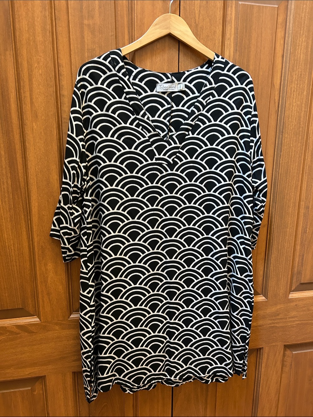 Tybee island Black & White Wave-Pattern V-Neck coverup size XL